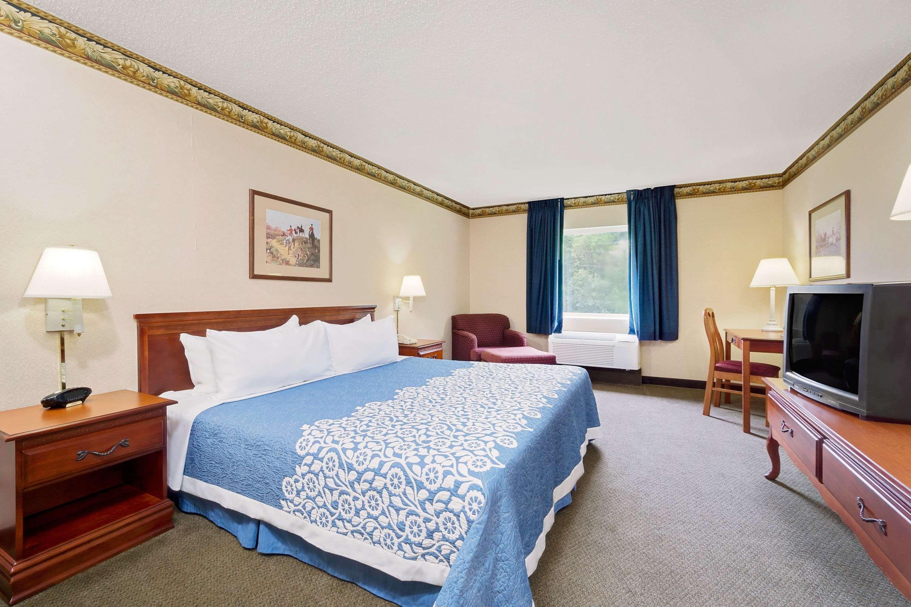 Magnuson Hotel West Liberty Buitenkant foto